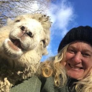 Meet your Posher, Dina